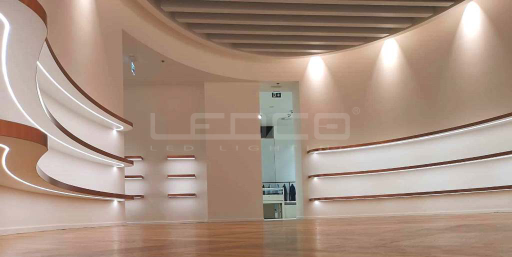Osvetlenie výstavných políc v predajni s LED pásom Neonflex